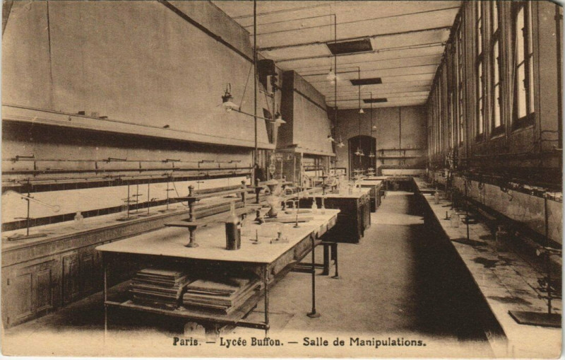Carte postale ancienne Lycée Buffon - Salle de Manipulations à Paris 15e
