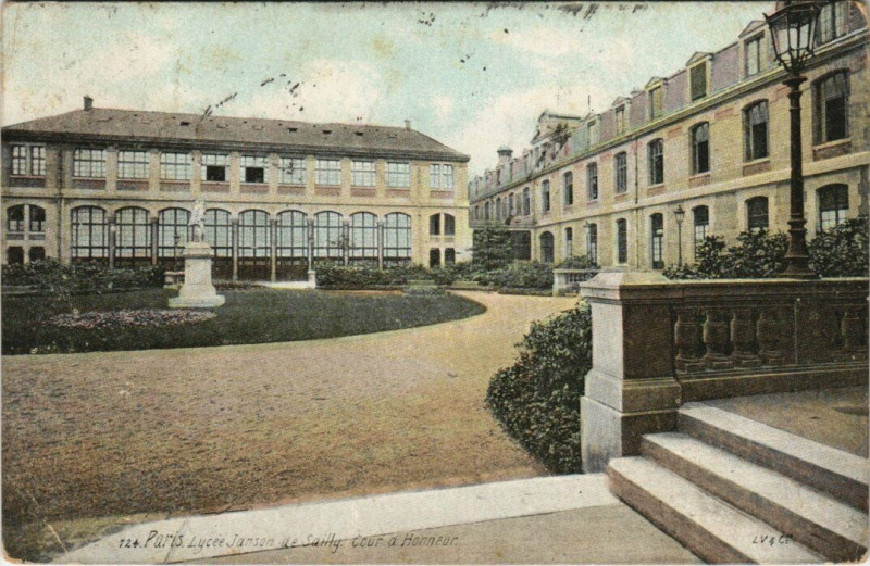 Carte postale ancienne Lycée Janson de Sailly - Cour d'Honneur à Paris 16e