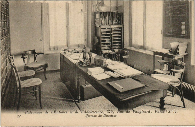 Carte postale ancienne Patronage de l'Enfance de l'Adolescence - Rue de Vaugirard - Bureau du Directeur. à Paris 15e