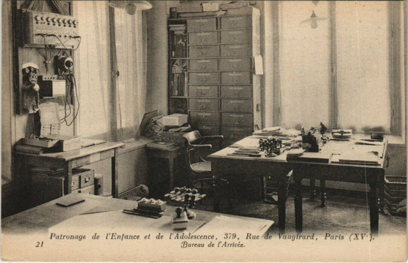 Carte postale ancienne Patronage de l'Enfance de l'Adolescence - Rue de Vaugirard - Bureau de l'Arrivée à Paris 15e