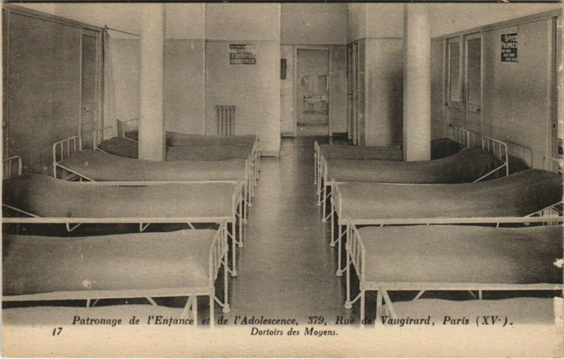 Carte postale ancienne Patronage de l'Enfance de l'Adolescence - Rue de Vaugirard - Dortoirs des Moyens à Paris 15e