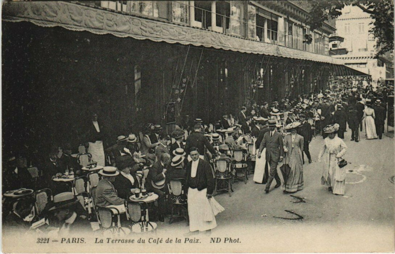 Carte postale ancienne Paris 9e - La Terrasse du Café de la Paix à Paris 9e