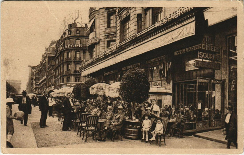 Carte postale ancienne Paris 9e - Le Berry - Les Terrasses à Paris 9e