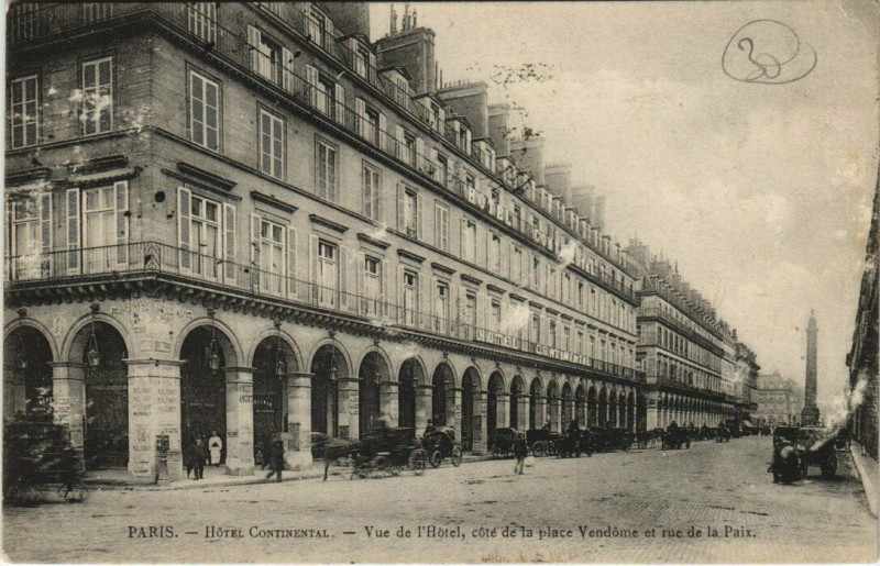Carte postale ancienne Paris 9e - Hotel Continental - Vue de L'Hotel, cote de la place à Paris 9e