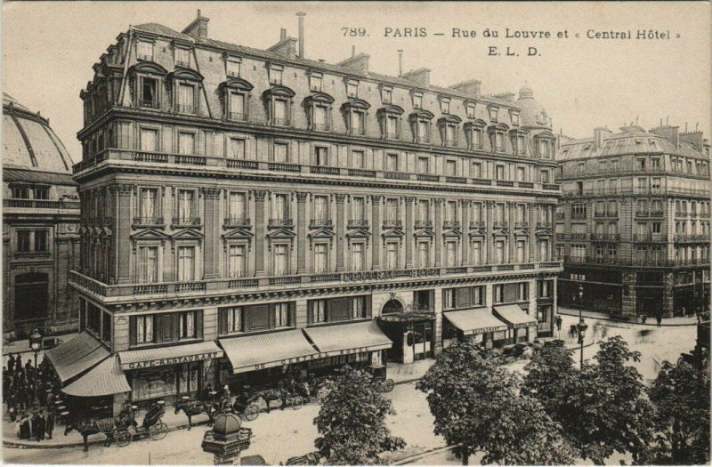 Carte postale ancienne Paris 1er - Rue du Louvre et Central Hotel à Paris 1er