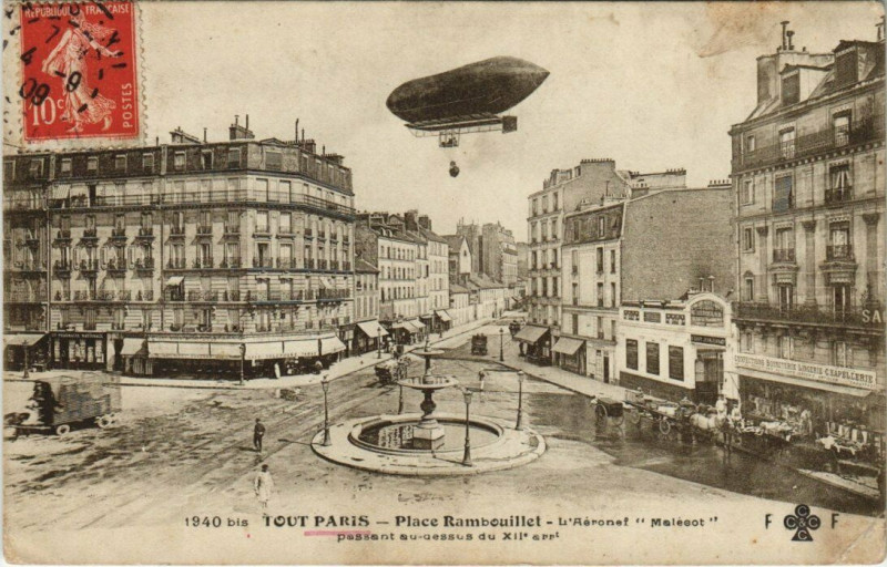 Carte postale ancienne Place Rambouillet - L'Aéronef Malésot passant au-dessus du XIIe arrondissement à Paris 12e