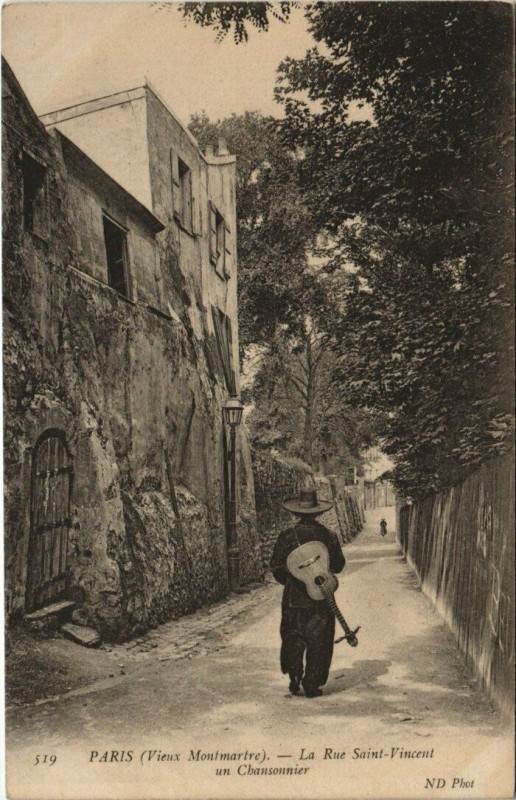 Carte postale ancienne Vieux Montmartre - La Rue Saint-Vincent - Un chansonnier à Paris 18e