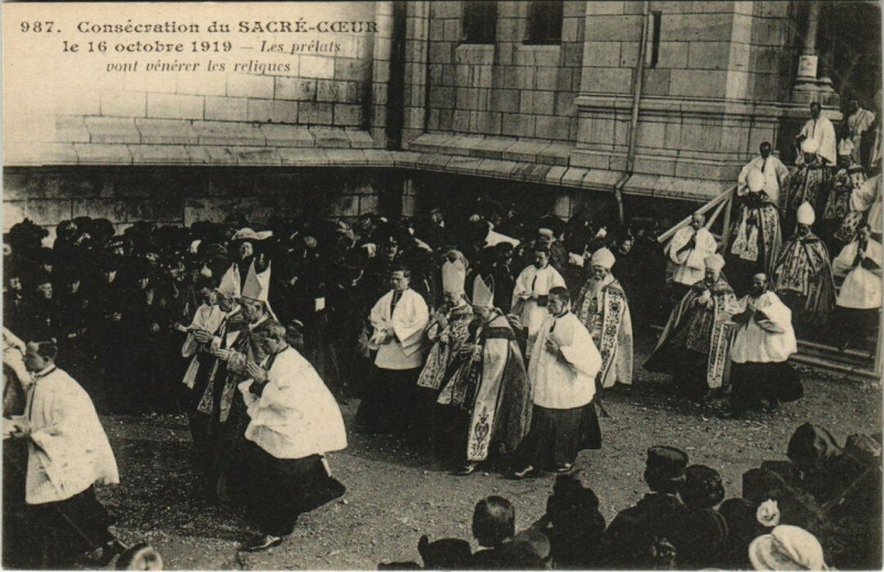 Carte postale ancienne Consécration du Sacré-Coeur le 16 octobre 1919 - Les prélats vont vénérer les reliques à Paris 18e