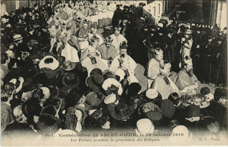 Carte postale ancienne Consécration du Sacré-Coeur, le 16 octobre 1919 - Les Prélats pendant la procession des Reliques à Paris 18e