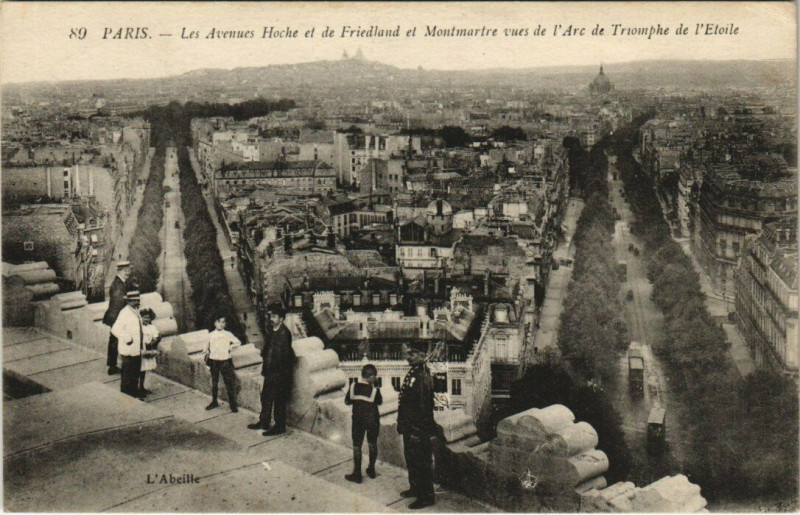 Carte postale ancienne Les Avenues Hoche et de Friedland et Montmartre vues de l'Arc de Triomphe de l'Etoile à Paris 16e