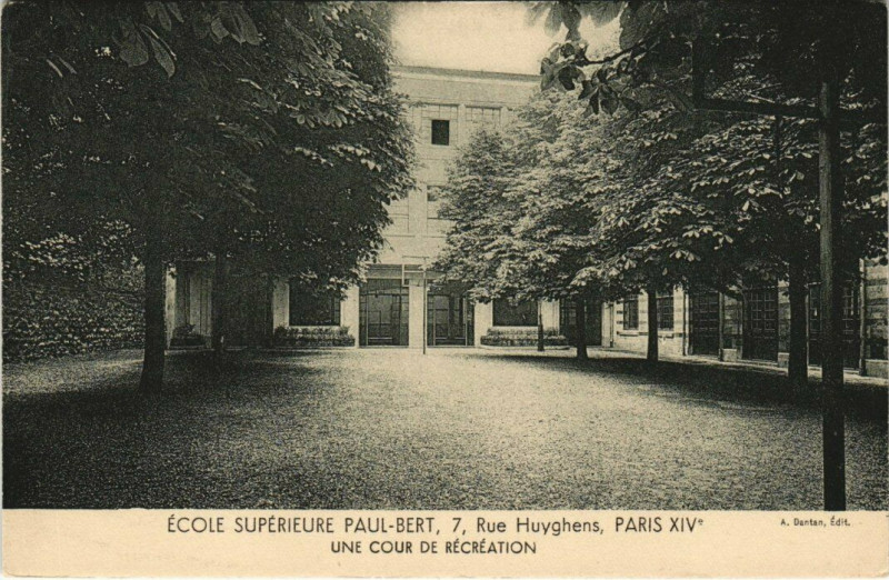 Carte postale ancienne Ecole Supérieure Paul-Bert - Une Cour de Récréation à Paris 14e