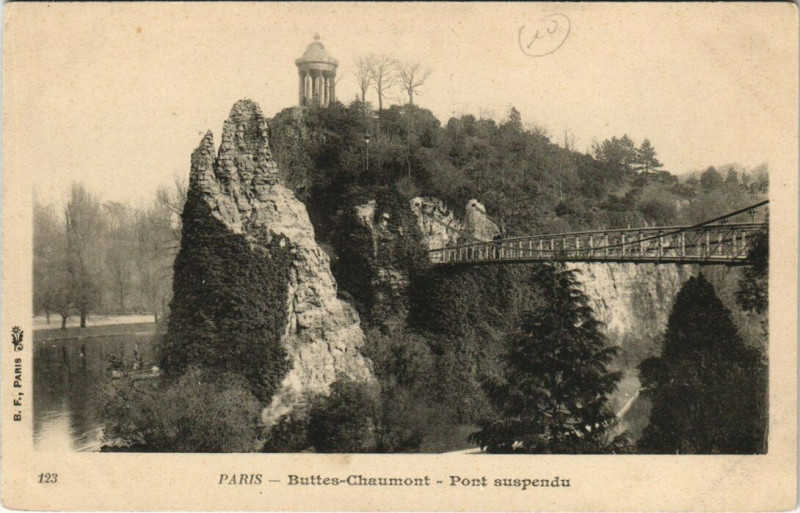 Carte postale ancienne Buttes-Chaumont - Pont suspendu à Paris 19e