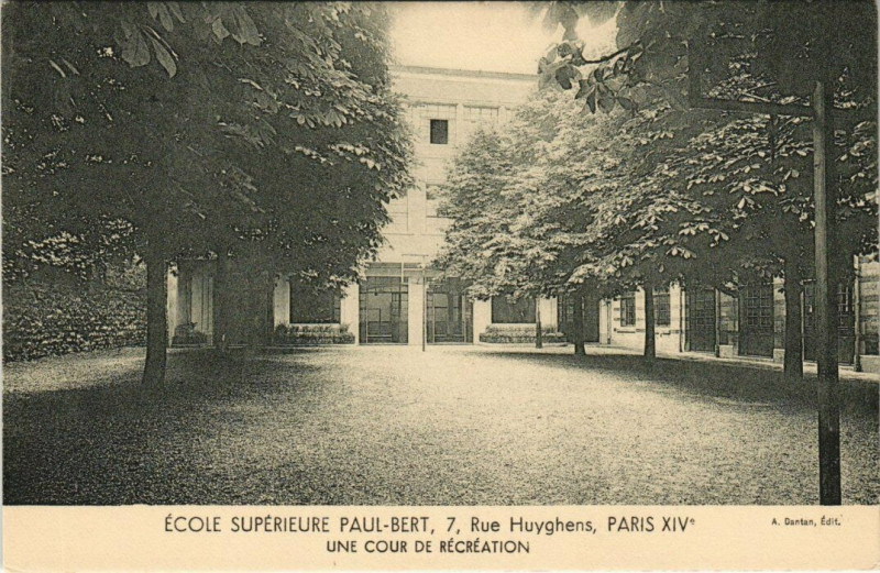 Carte postale ancienne Ecole Supérieure Paul-Bert - Une Cour de Récréation à Paris 14e
