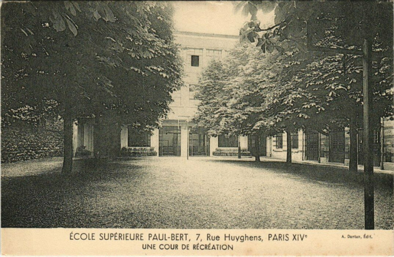 Carte postale ancienne Ecole Supérieure Paul-Bert - Une Cour de Récréation à Paris 14e
