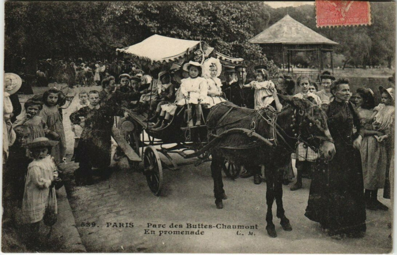 Carte postale ancienne Parc des Buttes-Chaumont - En promenade à Paris 19e