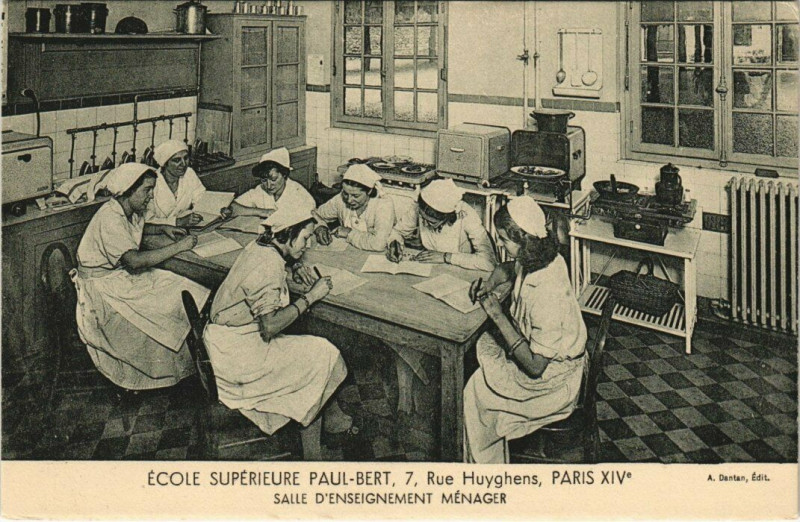 Carte postale ancienne Ecole Supérieure Paul-Bert - Salle d'Enseignement Ménager à Paris 14e