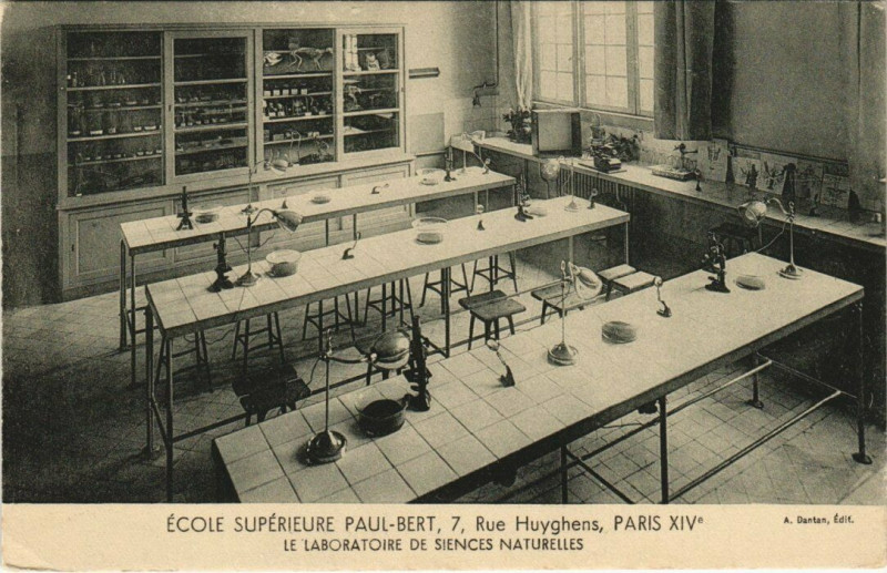 Carte postale ancienne Ecole Supérieure Paul-Bert - Le Laboratoire de Sciences Naturelles à Paris 14e