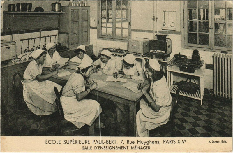 Carte postale ancienne Ecole Supérieure Paul-Bert - Salle d'Enseignement Ménager à Paris 14e