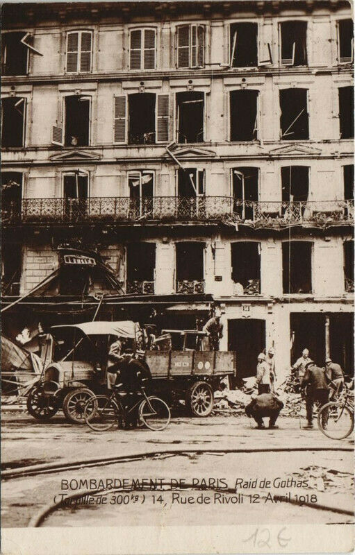 Carte postale ancienne Bombardement De Paris (1e) Rue de Rivoli 12 avril 1918 à Paris 1er