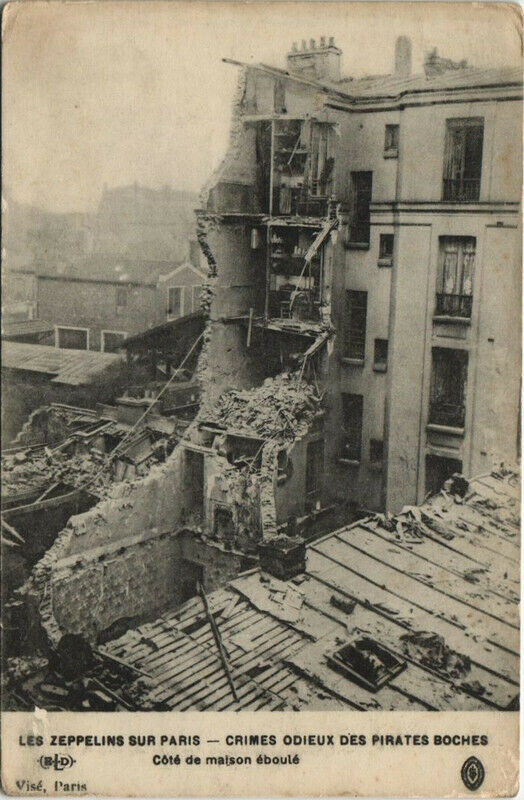 Carte postale ancienne Les Zeppelins Sur Paris Cote de maison éboulé à Paris