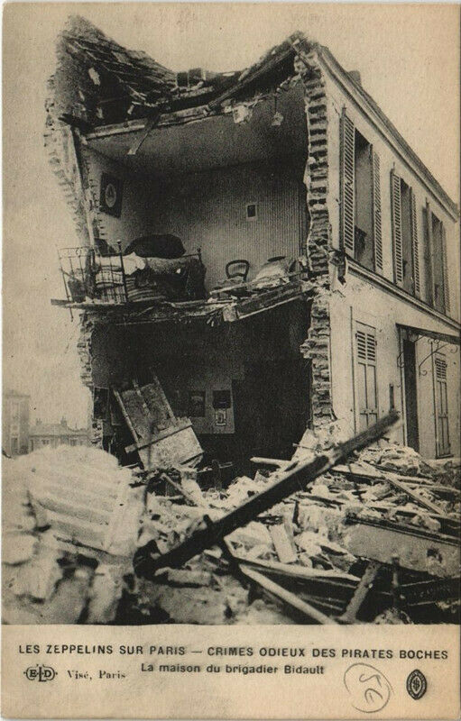 Carte postale ancienne Les Zeppelins Sur Paris La Maison du Brigadier Bidault à Paris