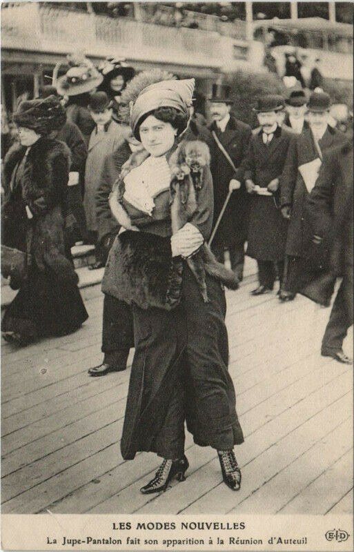 Carte postale ancienne Les Modes Nouvelles Paris La Jupe-Pantalon à Paris