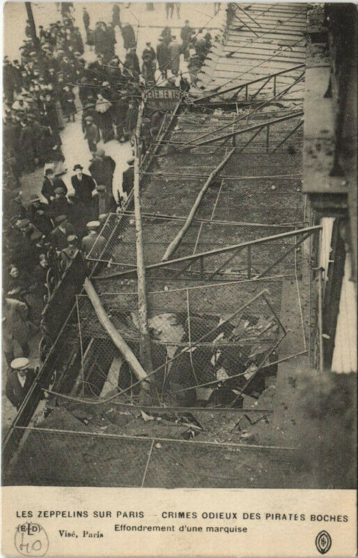 Carte postale ancienne Les Zeppelins Sur Paris effondrement d'une marquise à Paris
