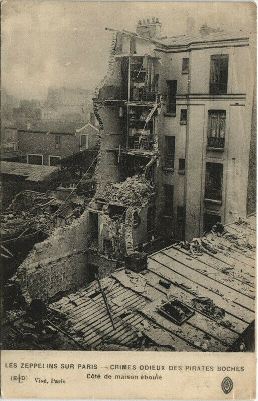 Carte postale ancienne Les Zeppelins Sur Paris Cote de maison éboulé à Paris