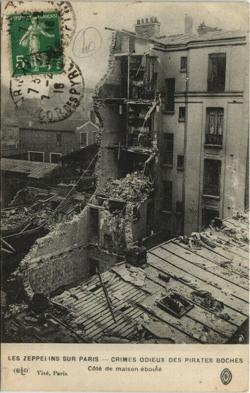 Carte postale ancienne Les Zeppelins Sur Paris Cote de maison éboulé à Paris