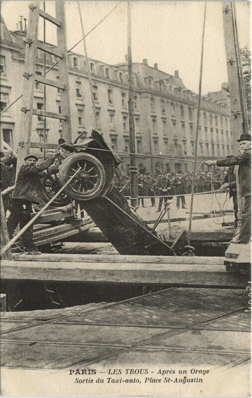 Carte postale ancienne Paris (8e) Les Trous Sortie du Taxi-auto à Paris 8e