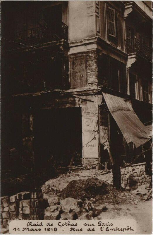 Carte postale ancienne Raid De Gothas Sur Paris (11e) Rue de l'Entrepot à Paris 11e