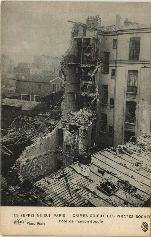 Carte postale ancienne Les Zeppelins Sur Paris Cote de maison éboulé à Paris