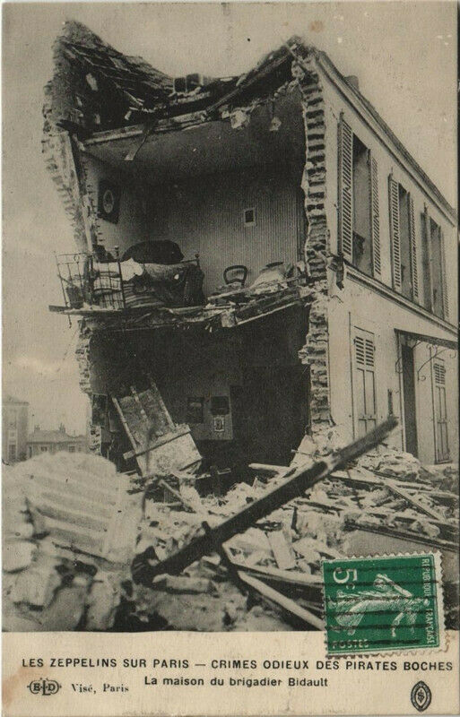 Carte postale ancienne Les Zeppelins Sur Paris La Maison du Brigadier Bidault à Paris