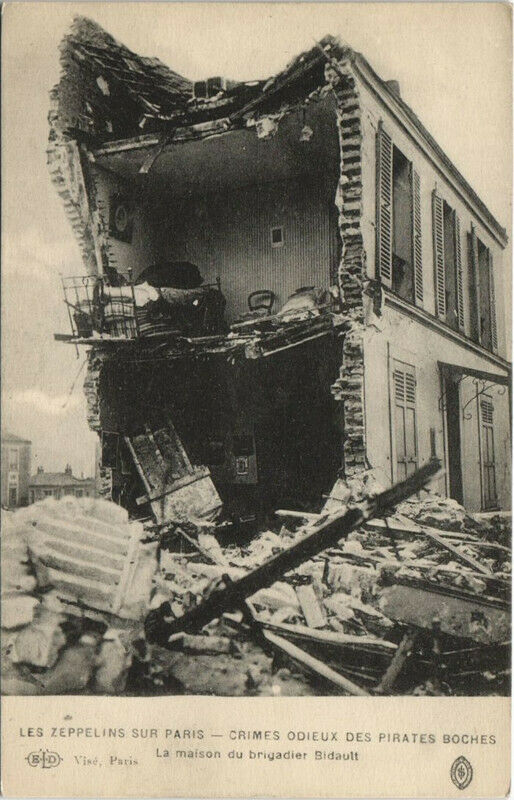 Carte postale ancienne Les Zeppelins Sur Paris La Maison du Brigadier Bidault à Paris