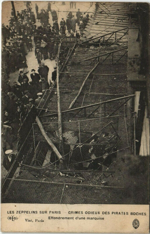 Carte postale ancienne Les Zeppelins Sur Paris effondrement d'une marquise à Paris