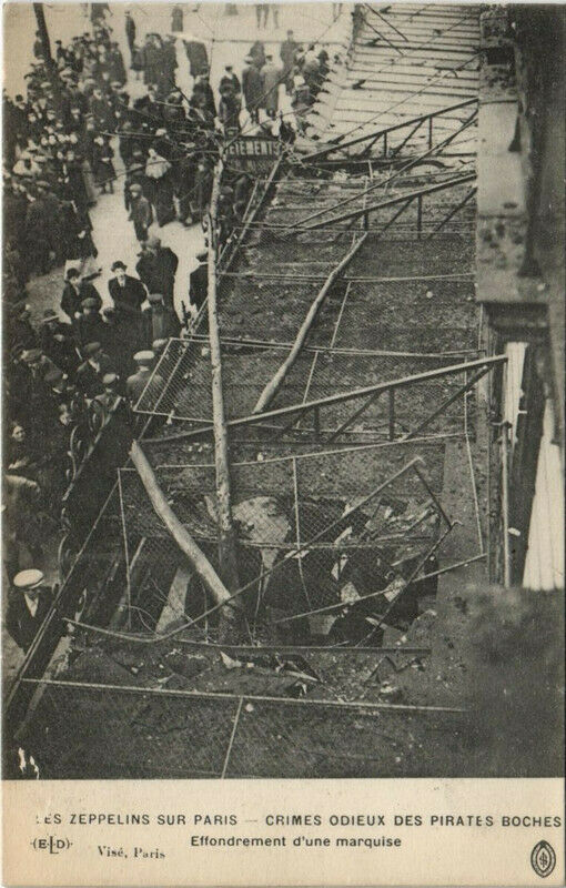 Carte postale ancienne Les Zeppelins Sur Paris effondrement d'une marquise à Paris
