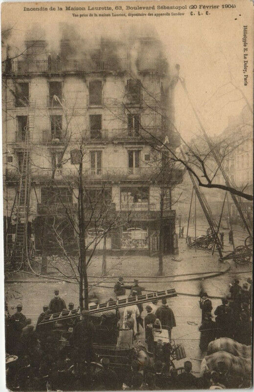 Carte postale ancienne Incendie de la Maison Laurette à Paris 1er