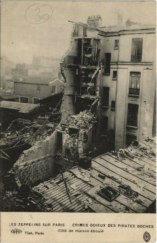 Carte postale ancienne Les Zeppelins Sur Paris Cote de maison éboulé à Paris