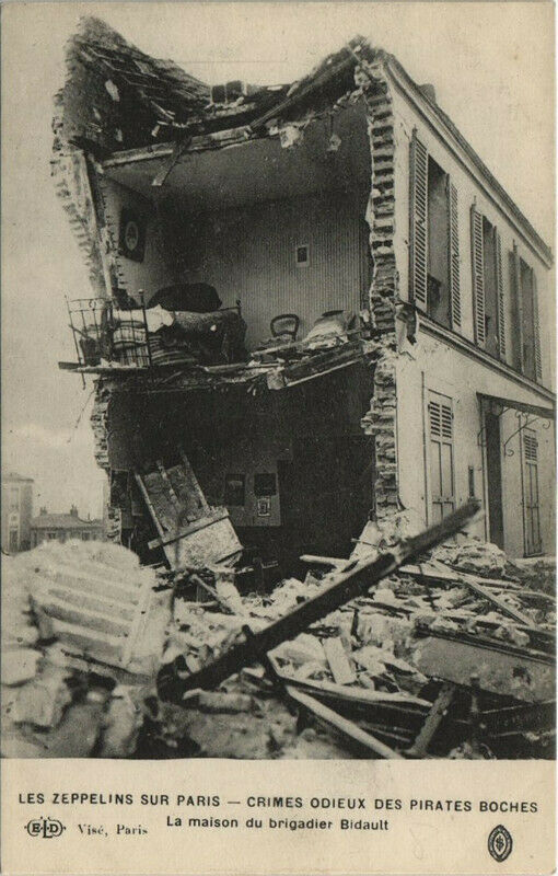Carte postale ancienne Les Zeppelins Sur Paris La Maison du Brigadier Bidault à Paris