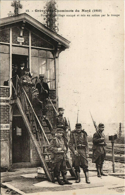 Carte postale ancienne Greve des Cheminots (10e) Poste d'aiguillage occupé