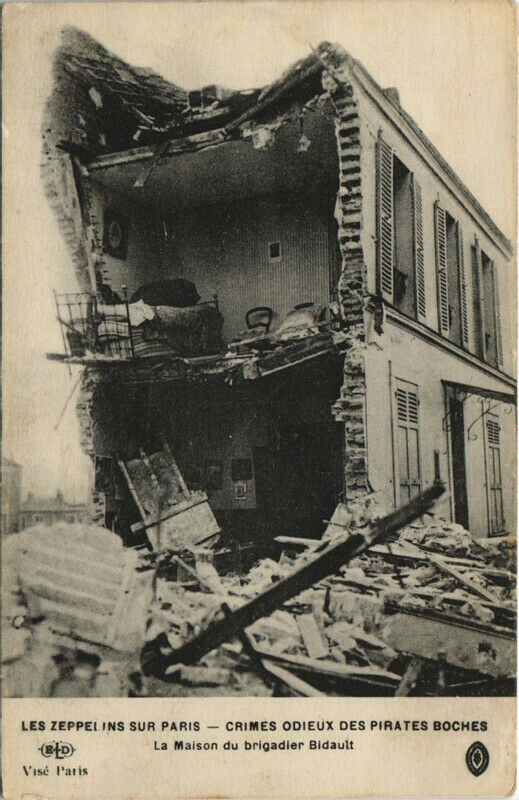 Carte postale ancienne Les Zeppelins Sur Paris La Maison du Brigadier Bidault à Paris