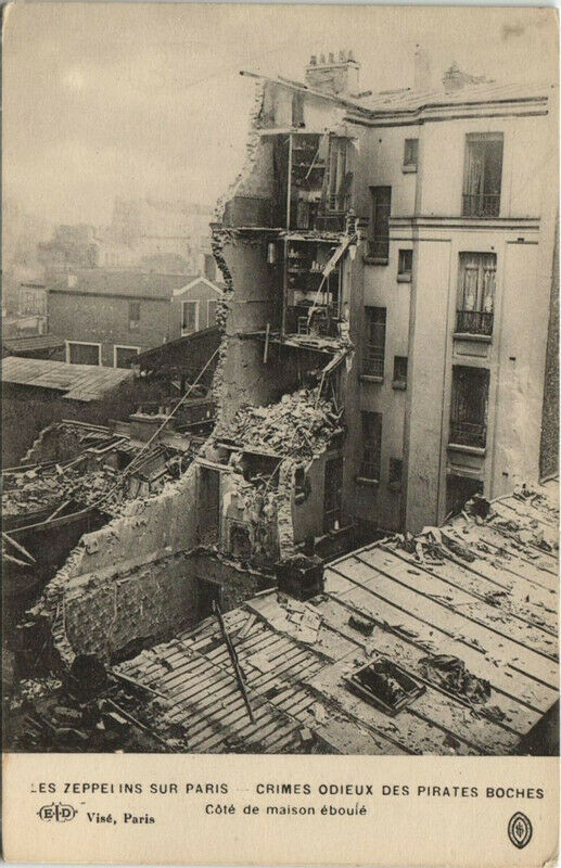 Carte postale ancienne Les Zeppelins Sur Paris Cote de maison éboulé à Paris