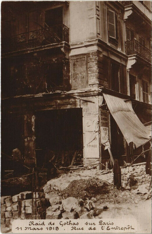 Carte postale ancienne Raid De Gothas Sur Paris (11e) Rue de l'Entrepot à Paris 11e