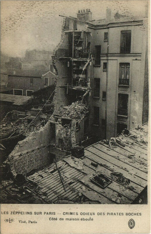 Carte postale ancienne Les Zeppelins Sur Paris Cote de maison éboulé à Paris