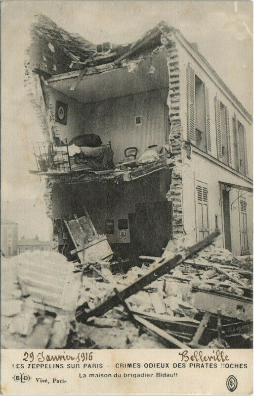 Carte postale ancienne Les Zeppelins Sur Paris La Maison du Brigadier Bidault à Paris