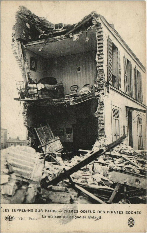 Carte postale ancienne Les Zeppelins Sur Paris La Maison du Brigadier Bidault à Paris