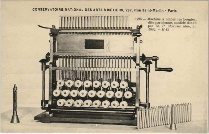 Carte postale ancienne Paris (3e) Cnam - Machine á couler les bougies à Paris 3e
