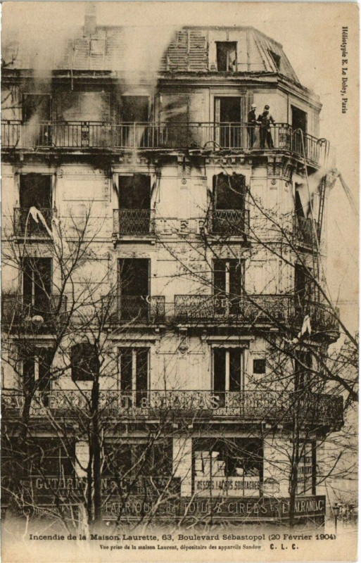 Carte postale ancienne Incendie de la Maison Laurette à Paris 1er