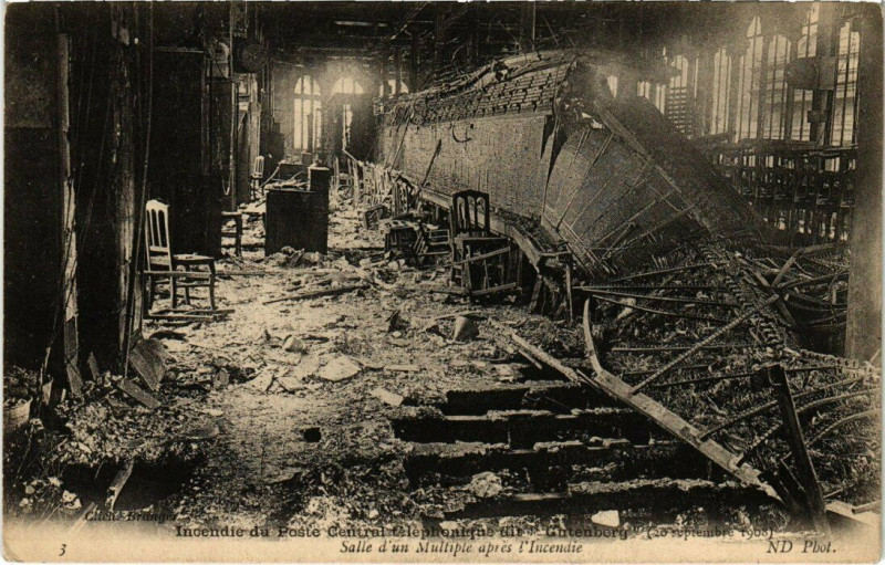 Carte postale ancienne Catastrophe - Incendie du Poste Central téléphonique