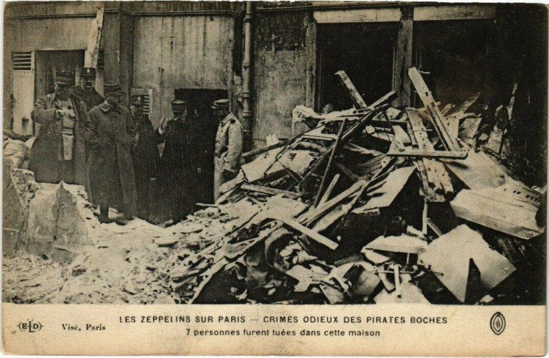 Carte postale ancienne Catastrophe - Les Zeppelins sur Paris - Crimes Odieux à Paris